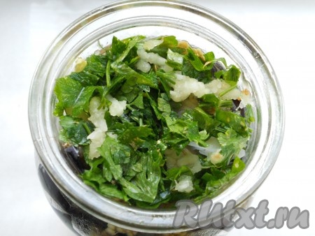 Таким образом заполнить банку доверху, немного утрамбовывая баклажаны.