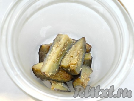 Далее выкладывать в чистую, сухую банку слой баклажанов.