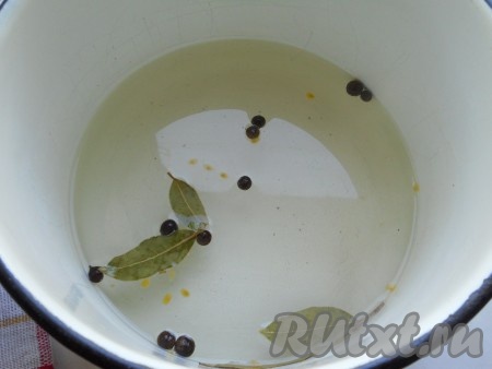 Далее воду слить в кастрюлю, её должно быть 750 мл (если воды, вылитой из банок, меньше 750 мл, добавьте горячую воду, чтобы стало 750 мл), добавить соль, сахар, лавровые листья и перец горошком, влить уксус. Довести маринад до кипения и проварить 2-3 минуты.