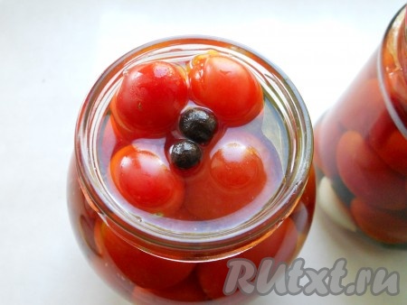 Залить маринадом помидоры, сразу же закатать, перевернуть и укутать теплым одеялом до полного остывания.