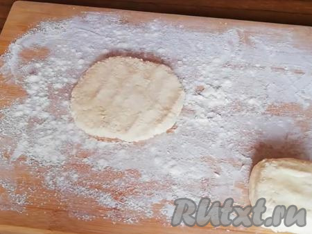 Постепенно добавляя муку в творожную массу и полностью вмешивая её лопаткой (или столовой ложкой), замесить творожное тесто. Добавляя муку, учитывайте, что тесто для сырников должно быть слегка липнущим к ладоням, очень мягким, но при этом хорошо держать форму. Из него легко можно сформировать плоскую лепёшку на припылённой доской поверхности. Количество муки, которое придётся добавить, будет зависеть от размеров яиц и влажности творога, ориентируйтесь на консистенцию замешиваемого творожного теста. Но и лишнюю муку добавлять не нужно, пусть тесто останется липковатым, мягким, тогда и сырники получатся вкусными.