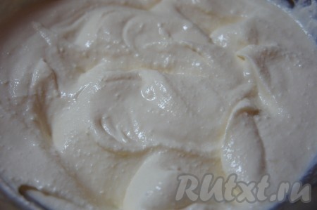 Тщательно перемешать творожную массу с помощью вилки (или погружного блендера).