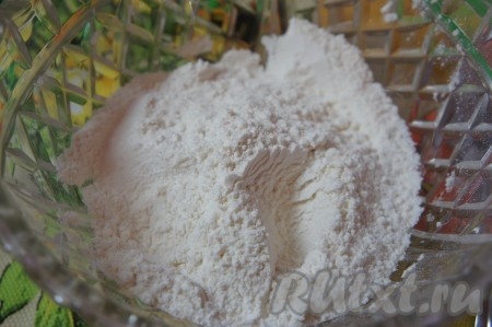 В отдельную посуду отмерить муку.