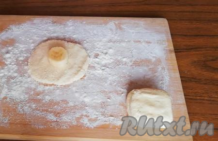 На хорошо припылённой мукой рабочей поверхности из части творожного теста сделать небольшую лепёшку. В центр лепёшки выложить кружочек банана, затем поднять края теста над бананом и сформировать сырник (то есть банан должен быть внутри сырника). Таким образом сформировать все сырники из творога с банановой начинкой.