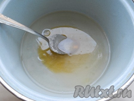 Воду влить в кастрюлю, добавить соль, сахар, мед, влить уксус и растительное масло. Хорошо перемешать.
