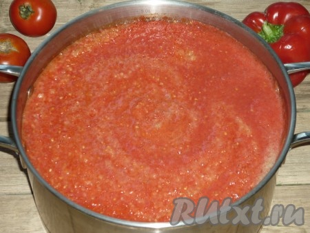 Яблоки вымыть и очистить, удалить сердцевину, очистить болгарский и острый перец, чеснок, вымыть и нарезать помидоры. Все подготовленные ингредиенты для аджики пропустить через мясорубку и вылить в кастрюлю.&nbsp;
