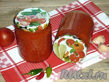 Домашняя аджика из яблок и помидоров, приготовленная на зиму по этому рецепту, получается очень вкусной и остренькой.
