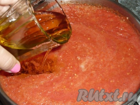 Добавить сахар, соль и растительное масло. Поставить на огонь и варить на медленном огне в течение 30 минут. &nbsp;Если хотите более густую аджику, варить нужно около часа.&nbsp;
