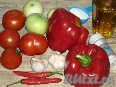Подготовить ингредиенты для заготовки на зиму аджики из яблок и помидоров.