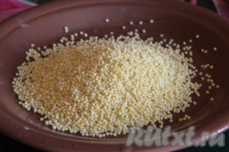 Следом за картофелем отправляем в кастрюлю пшено. Варим до готовности пшена и картофеля, примерно 20 минут.