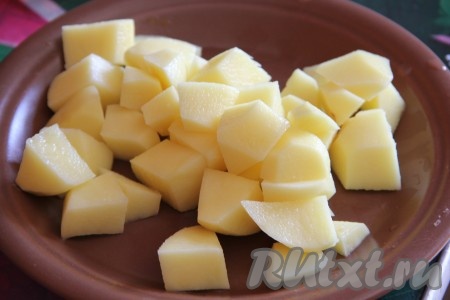 В приготовленный куриный бульон добавляем картофель, солим его и перчим по вкусу.