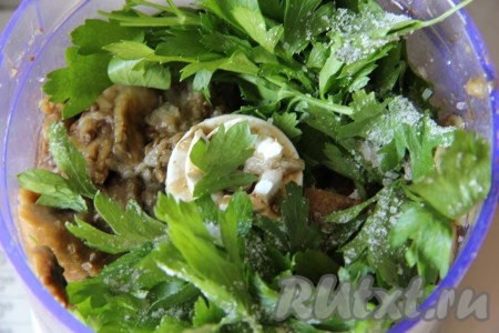 С запеченных баклажанов снять кожуру, а мякоть отправить в блендер. Добавить к баклажанам петрушку, соль, чеснок, острый перец, оливковое масло, лимонный сок.
