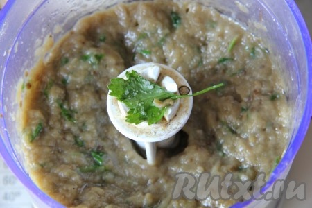 Все измельчить в блендере и попробовать. Отрегулировать вкус соуса из баклажанов, если требуется, оливковым маслом, солью и лимонным соком.
