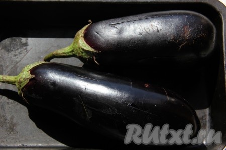 Баклажаны надрезать в нескольких местах и запечь в в разогретой духовке при температуре 180 градусов в течение 40 минут.
