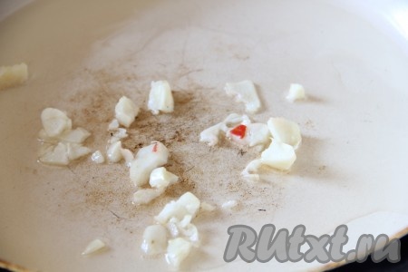 Зубчики чеснока очистить. Помидоры очистить от кожуры. На отдельной сковороде в течение 1 минуты на растительном масле обжарить зубчики чеснока, нарезанные на мелкие кубики.