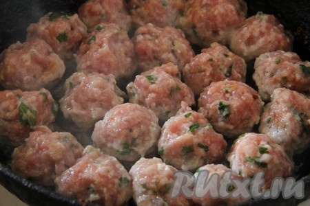 Фарш посолить и поперчить, перемешать до однородности и сформировать фрикадельки размером с грецкий орех. На сковороде, разогретой с растительным маслом, обжарить фрикадельки на среднем огне до красивой и румяной корочки с двух сторон (жарим примерно по 2-3 минуты с каждой стороны).