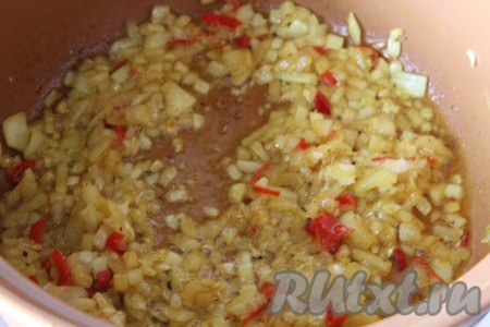 Обжарить до золотистого цвета, добавить щепотку шафрана, предварительно замоченного в 1 столовой ложке горячей воды.