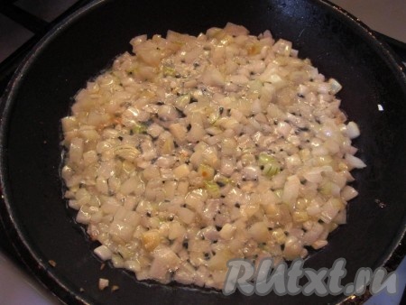 Репчатый лук мелко нарежьте и обжарьте на небольшом количестве растительного масла до прозрачности.