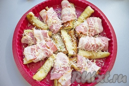 Посыпать сверху остатками чеснока и сыра, натертого на мелкой терке.