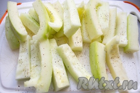 Приготовление:Кабачок очистить от кожуры и семян, нарезать брусочками и посыпать солью и перцем.