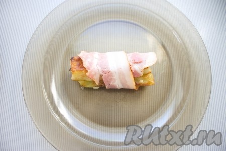 Сыр нарезать также небольшими брусочками. Взять по 2 кусочка кабачка, между ними положить кусочек сыра, обернуть беконом.