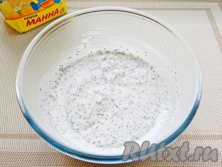 Влить кефир, перемешать до однородности и оставить на 20 минут.