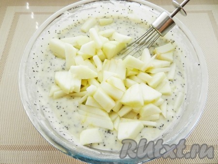 Яблоко вымыть, очистить от кожуры, нарезать на небольшие кубики и добавить в тесто.