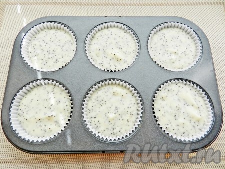 Тесто разложить по формочкам для выпечки, заполняя их на 2/3 объёма. Если вы выпекаете не в силиконовых формочках и не используете бумажные вкладыши, тогда перед выкладыванием теста немного смажьте формы растительным маслом.