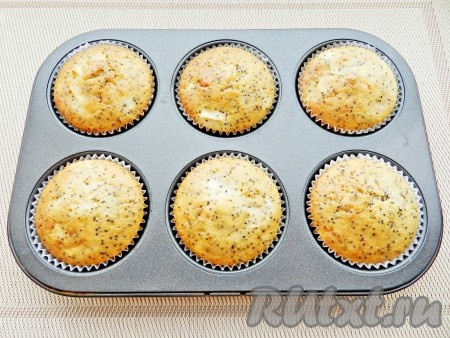 Выпекать манники с маком в разогретой до 180 градусов духовке в течение 25 минут. Готовность&nbsp; проверить, проколов выпечку сухой деревянной палочкой (если после прокола палочка останется чистой, на ней будут отсутствовать следы теста, значит манники готовы, сразу доставайте их из духовки).