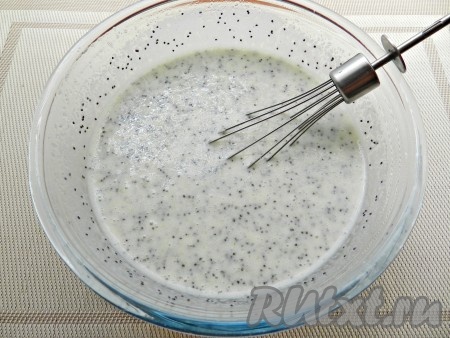 В получившуюся яично-масляную смесь влить смесь из манки, кефира и мака, перемешать венчиком до однородности.