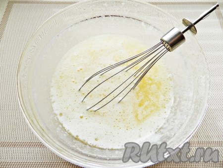 В отдельной ёмкости яйца взбить венчиком с сахаром, ванильным сахаром, солью и растительным маслом.