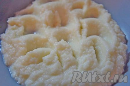 С помощью блендера довести цветную капусту до состояния пюре, если нужно, немного подсолить, перемешать, дать немного остыть. Очень нежное, вкусное диетическое пюре из цветной капусты, приготовленное с молоком, подать тёплым к столу. Это блюдо станет и отличным основным блюдом, и прекрасным гарниром, например, к курице или рыбе.