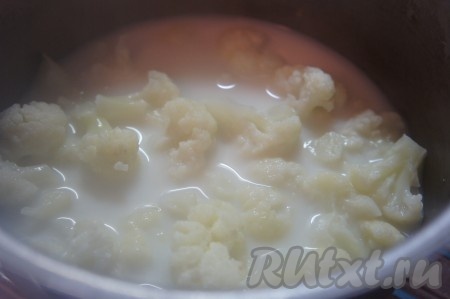 Когда капуста будет практически готова (станет достаточно мягкой), воду слить, добавить молоко, довести до кипения и снять с огня.

