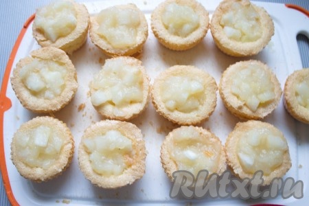 Полученные бисквитные "чашечки" заполнить яблочной начинкой, сверху выложить, слегка прижимая бисквитную крошку.