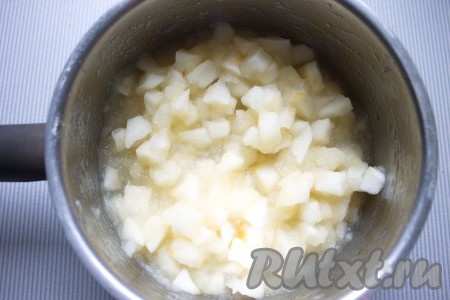 Яблоки очистить от кожуры и сердцевины, нарезать кубиками. Воду довести до кипения, добавить сахар и яблоки, проварить в течение нескольких минут, снять с огня, охладить.