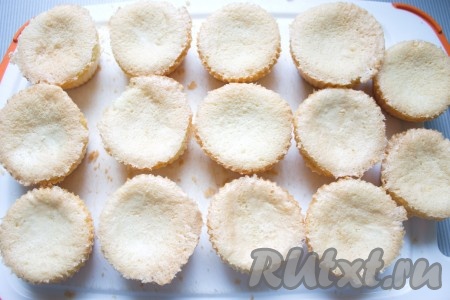 Приготовление бисквита (подробного фото я не делаю, при необходимости его можно посмотреть здесь: яйца и сахар соединить и взбить на максимальной скорости миксером до пышной кремовой консистенции (в течение 10-15 минут). Затем сделать минимальную скорость, частями всыпать просеянную муку с крахмалом, перемешивать до равномерного распределения продуктов. Тесто разлить по мини формочкам для кексов. Выпекать в заранее разогретой до 170 градусов духовке около 35 минут. Первые 25 минут духовку не открывать, чтобы тесто хорошо поднялось и не опало! Готовность можно проверять на сухую деревянную палочку. Затем духовку выключить, приоткрыть и оставить там кексики минут на 15, достать, дать им остыть в формочках и затем аккуратно выложить на блюдо или разделочную доску.