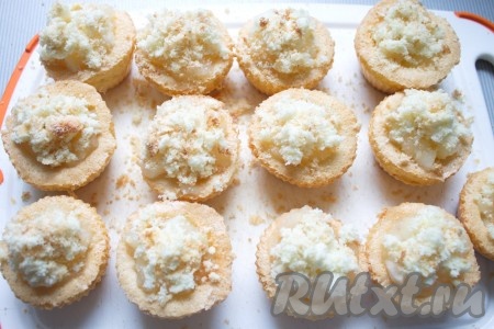 Сверху выложить, слегка прижимая бисквитную крошку.