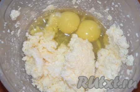 Добавить яйца, взбивать 3 минуты.