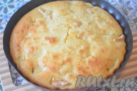 Готовый пирог с яблоками и апельсинами достать из духовки, немного остудить, вынуть из формы, оставить остывать на решётке.&nbsp; 