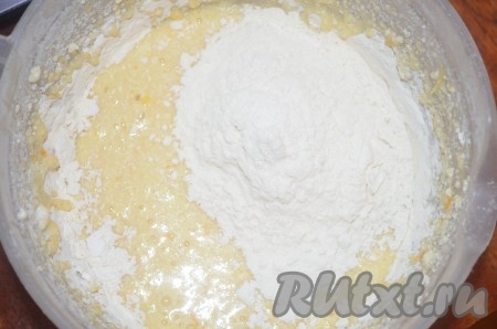 Просеять в тесто 150 грамм муки с разрыхлителем, перемешать ложкой (или лопаткой). Частями добавляя оставшуюся муку, замесить однородное, в меру густое тесто, напоминающее сметану средней жирности.