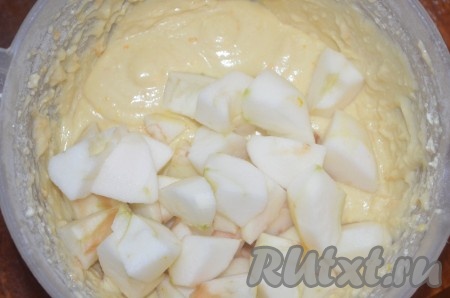 Яблоки очистить от кожуры. Нарезать яблоки на средние кубики, удаляя сердцевину с семечками. Добавить яблоки в тесто, перемешать, равномерно распределяя яблочки по всему тесту.