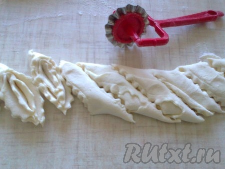 Взять фигурный или обычный нож и нарезать наш рулет под острым углом (30-45 градусов) на кусочки толщиной около 2 см и длиной 5-6 см.&nbsp;
