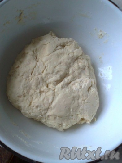 Муку насыпать в миску, сделать в муке углубление. В ямку влить минералку, коньяк, соль, сахар и ложкой все хорошенько перемешать. Вымесить до эластичности на столе, присыпанном мукой. Муки может потребоваться чуть больше или чуть меньше, чем указано в рецепте. Тесто должно получиться чуть тверже, чем на вареники. Накрыть тесто и оставить отдохнуть минут на 10-15.
