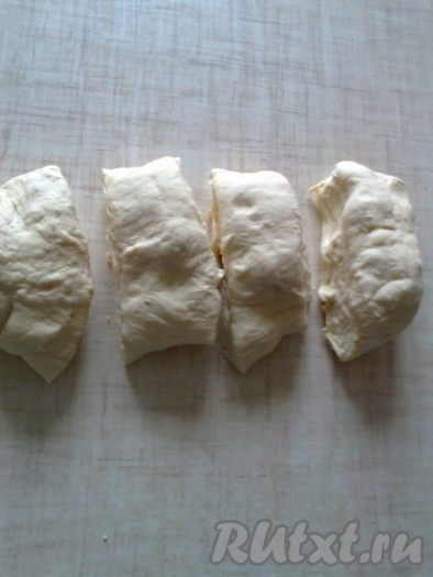 Отдохнувшее тесто разделить&nbsp; на 4-5 частей, чтобы&nbsp; удобнее было&nbsp; раскатывать.