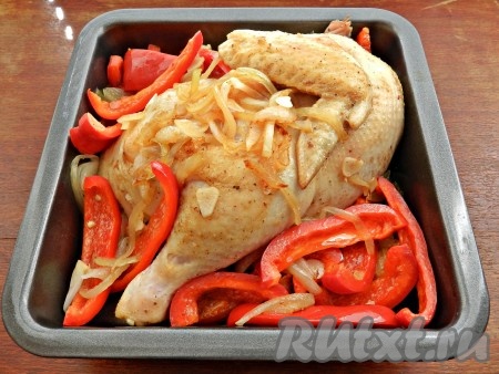 Форму для запекания смазать маслом, затем на дно выложить большую часть обжаренного лука. Поверх "подушки" из лука выложить половину курицы кожей вверх. Поверх курицы выложить оставшиеся лук с чесноком. Если у вас есть свежие овощи (болгарский перец, кабачок и т.д.), то их можно выложить рядом с курочкой. Я выложила очищенный от семян и нарезанный достаточно крупно болгарский перец. Поставить форму с половиной курицы в разогретую до 180 градусов духовку на 50-60 минут. В процессе запекания следите, чтобы мясо не начало подгорать. Если необходимо, то прикройте форму с курицей сверху фольгой. Готовность проверьте, сделав ножом надрез на курице (если выделяется прозрачный сок без примесей крови, значит курочка готова).