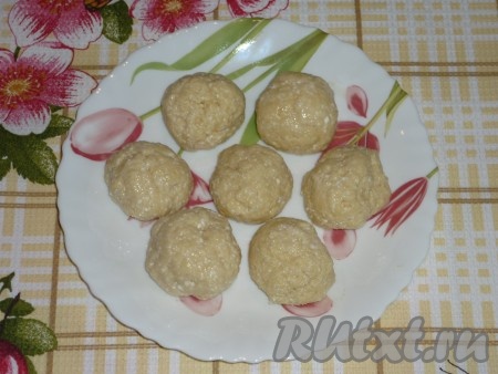 Разделить тесто на небольшие кусочки и скатать из них шарики.
