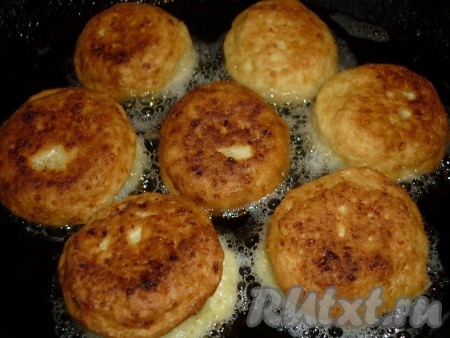 Жарить на среднем огне с двух сторон до зарумянивания.