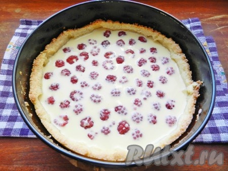 Сверху залить смесью из сливок и шоколада (или сгущёнки). Поставить в духовку, нагретую до 160 градусов, выпекать пирог с заливкой из сливок с ягодами 35 минут.