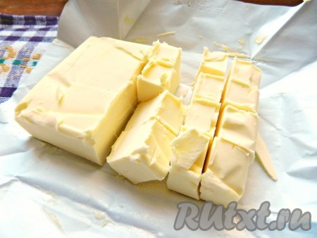 Холодное сливочное масло нарезать на кубики.