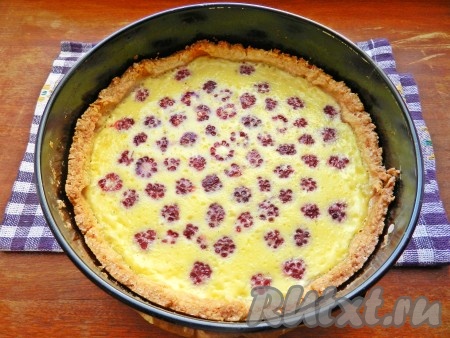 Готовый пирог достать из духовки, полностью остудить в форме. Перед подачей пирог желательно убрать на несколько часов (в лучше - на ночь) в холодильник.